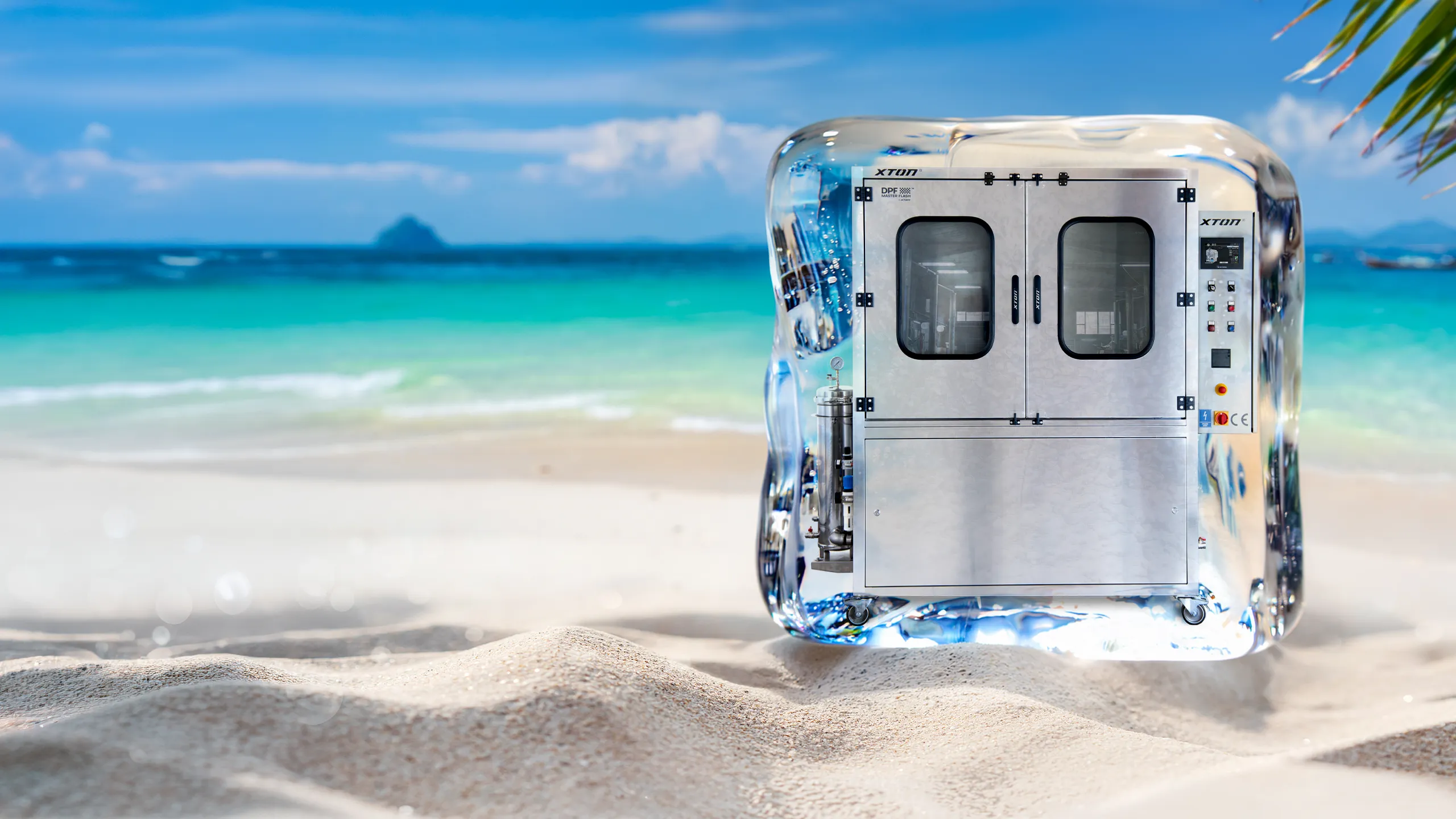 Macchina XTON per la rigenerazione DPF congelata in un blocco di ghiaccio su una spiaggia